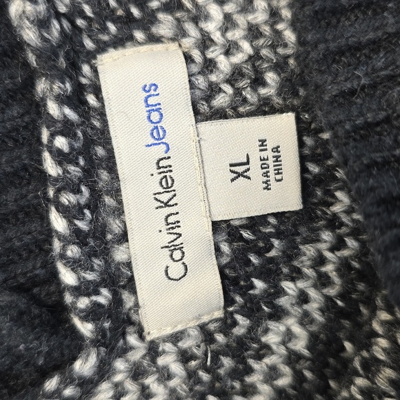 Calvin Klein Jeans Zebra Pattern V-Neck Sweater - Picture 5 of 9